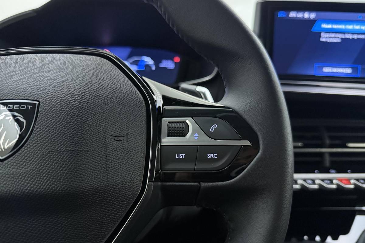 Peugeot 208 Peugeot 208 1.2 Hybrid 110 e-DCS6 Allure | Achteruitrijcamera | Adaptive cruise-control | Full-map navigatie | Stuurversnellingen | Verkeersborddetectie | Hill-hold | Apple carplay/Android auto | Dodehoekdetectie |