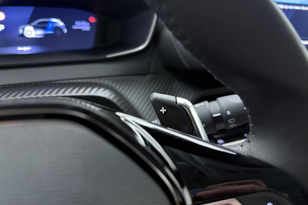 Peugeot 208 Peugeot 208 1.2 Hybrid 110 e-DCS6 Allure | Achteruitrijcamera | Adaptive cruise-control | Full-map navigatie | Stuurversnellingen | Verkeersborddetectie | Hill-hold | Apple carplay/Android auto | Dodehoekdetectie |