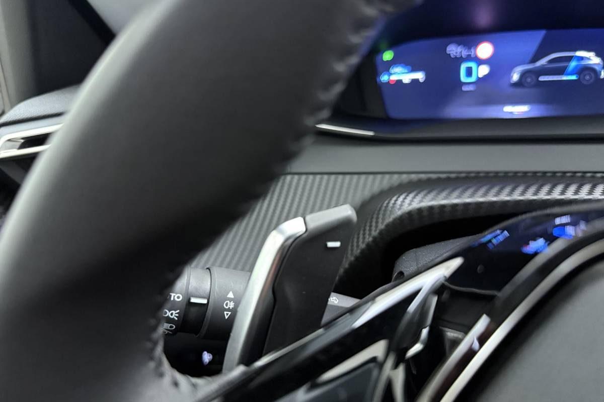 Peugeot 208 Peugeot 208 1.2 Hybrid 110 e-DCS6 Allure | Achteruitrijcamera | Adaptive cruise-control | Full-map navigatie | Stuurversnellingen | Verkeersborddetectie | Hill-hold | Apple carplay/Android auto | Dodehoekdetectie |