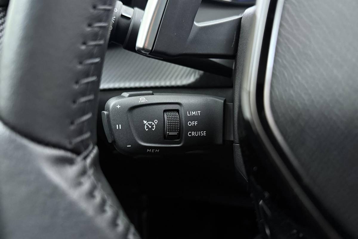 Peugeot 208 Peugeot 208 1.2 Hybrid 110 e-DCS6 Allure | Achteruitrijcamera | Adaptive cruise-control | Full-map navigatie | Stuurversnellingen | Verkeersborddetectie | Hill-hold | Apple carplay/Android auto | Dodehoekdetectie |