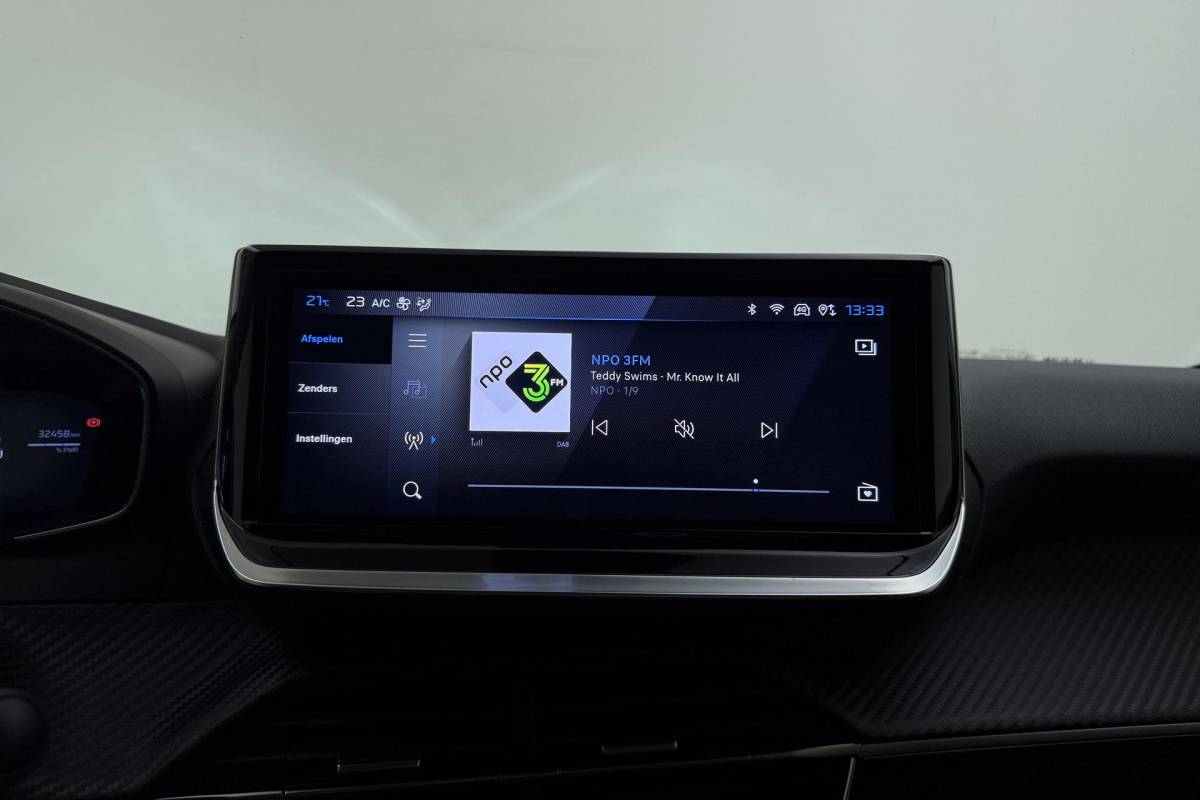 Peugeot 208 Peugeot 208 1.2 Hybrid 110 e-DCS6 Allure | Achteruitrijcamera | Adaptive cruise-control | Full-map navigatie | Stuurversnellingen | Verkeersborddetectie | Hill-hold | Apple carplay/Android auto | Dodehoekdetectie |