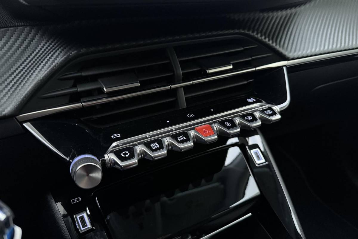 Peugeot 208 Peugeot 208 1.2 Hybrid 110 e-DCS6 Allure | Achteruitrijcamera | Adaptive cruise-control | Full-map navigatie | Stuurversnellingen | Verkeersborddetectie | Hill-hold | Apple carplay/Android auto | Dodehoekdetectie |