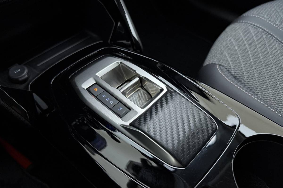Peugeot 208 Peugeot 208 1.2 Hybrid 110 e-DCS6 Allure | Achteruitrijcamera | Adaptive cruise-control | Full-map navigatie | Stuurversnellingen | Verkeersborddetectie | Hill-hold | Apple carplay/Android auto | Dodehoekdetectie |