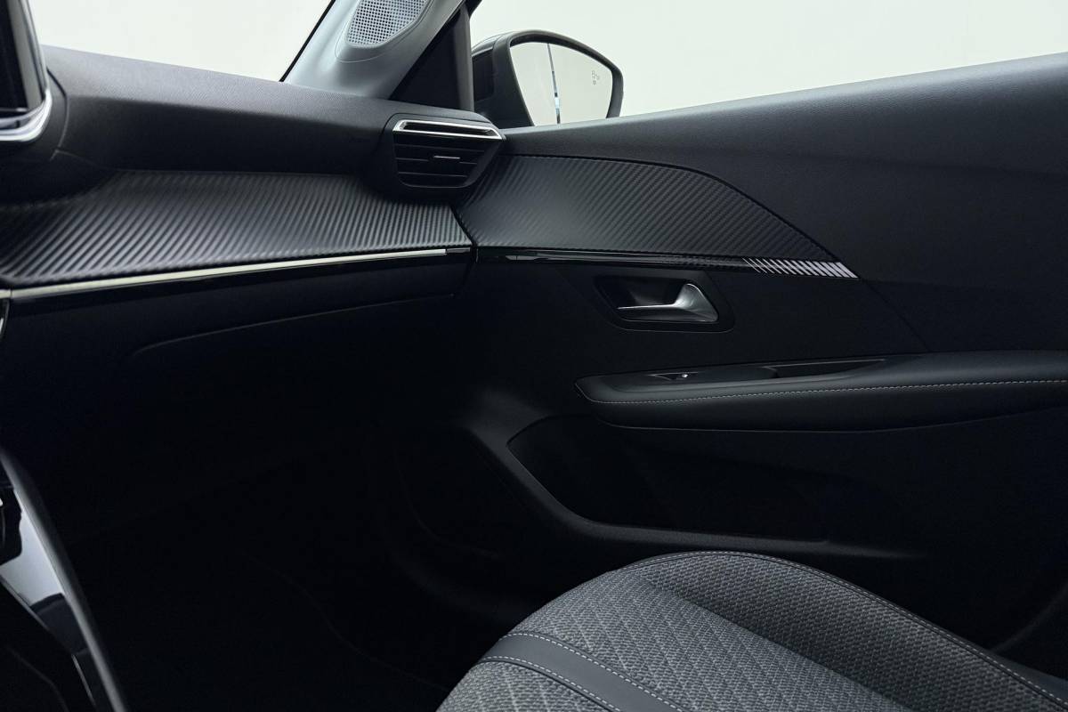 Peugeot 208 Peugeot 208 1.2 Hybrid 110 e-DCS6 Allure | Achteruitrijcamera | Adaptive cruise-control | Full-map navigatie | Stuurversnellingen | Verkeersborddetectie | Hill-hold | Apple carplay/Android auto | Dodehoekdetectie |
