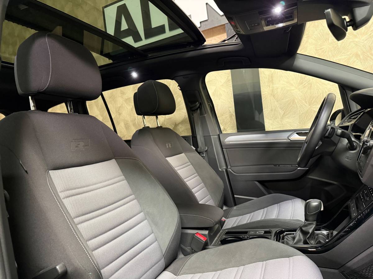 Volkswagen Touran Volkswagen Touran 1.4 TSI Highline Business R 7p | Pano | Trekhaak | Stoel/Stuur verwarming | Camera | Carplay