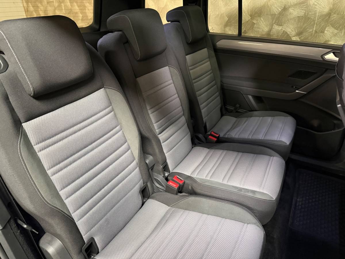 Volkswagen Touran Volkswagen Touran 1.4 TSI Highline Business R 7p | Pano | Trekhaak | Stoel/Stuur verwarming | Camera | Carplay
