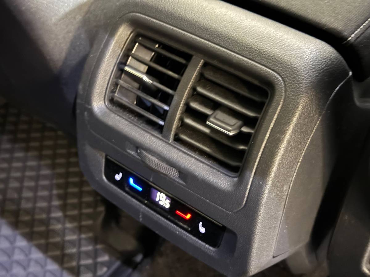 Volkswagen Touran Volkswagen Touran 1.4 TSI Highline Business R 7p | Pano | Trekhaak | Stoel/Stuur verwarming | Camera | Carplay