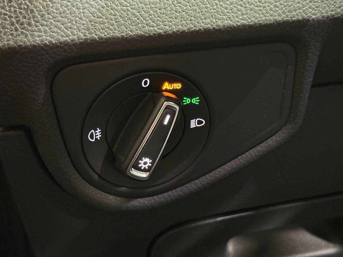 Volkswagen Touran Volkswagen Touran 1.4 TSI Highline Business R 7p | Pano | Trekhaak | Stoel/Stuur verwarming | Camera | Carplay