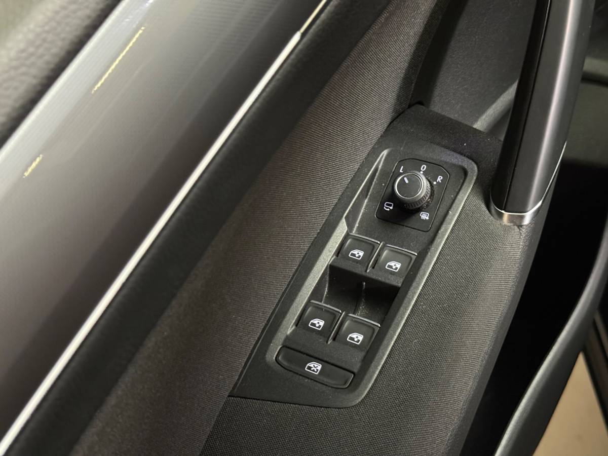 Volkswagen Touran Volkswagen Touran 1.4 TSI Highline Business R 7p | Pano | Trekhaak | Stoel/Stuur verwarming | Camera | Carplay