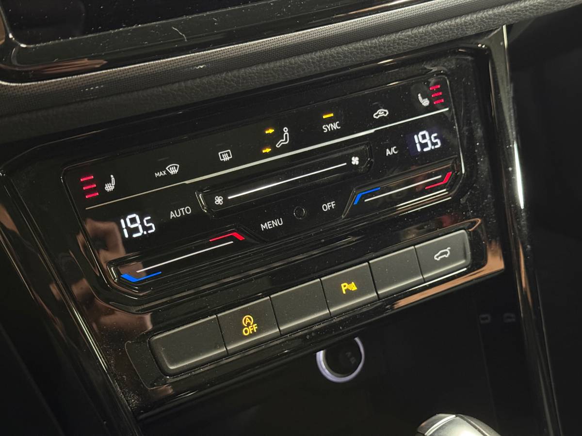 Volkswagen Touran Volkswagen Touran 1.4 TSI Highline Business R 7p | Pano | Trekhaak | Stoel/Stuur verwarming | Camera | Carplay