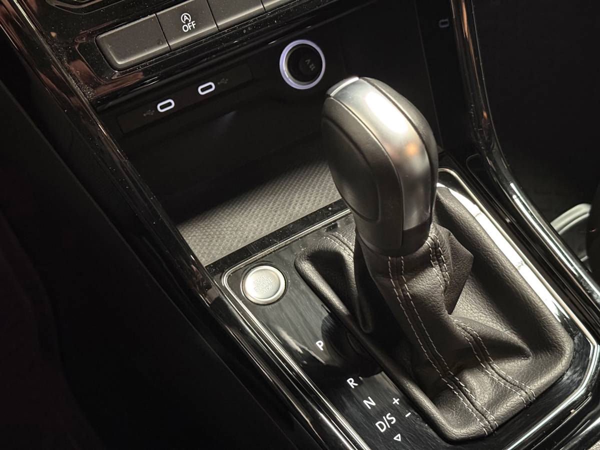 Volkswagen Touran Volkswagen Touran 1.4 TSI Highline Business R 7p | Pano | Trekhaak | Stoel/Stuur verwarming | Camera | Carplay