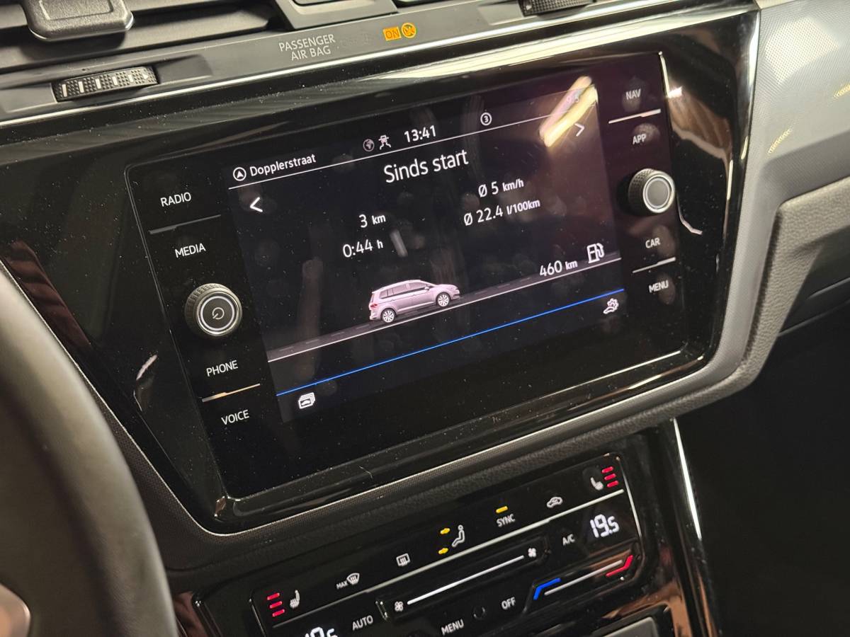 Volkswagen Touran Volkswagen Touran 1.4 TSI Highline Business R 7p | Pano | Trekhaak | Stoel/Stuur verwarming | Camera | Carplay