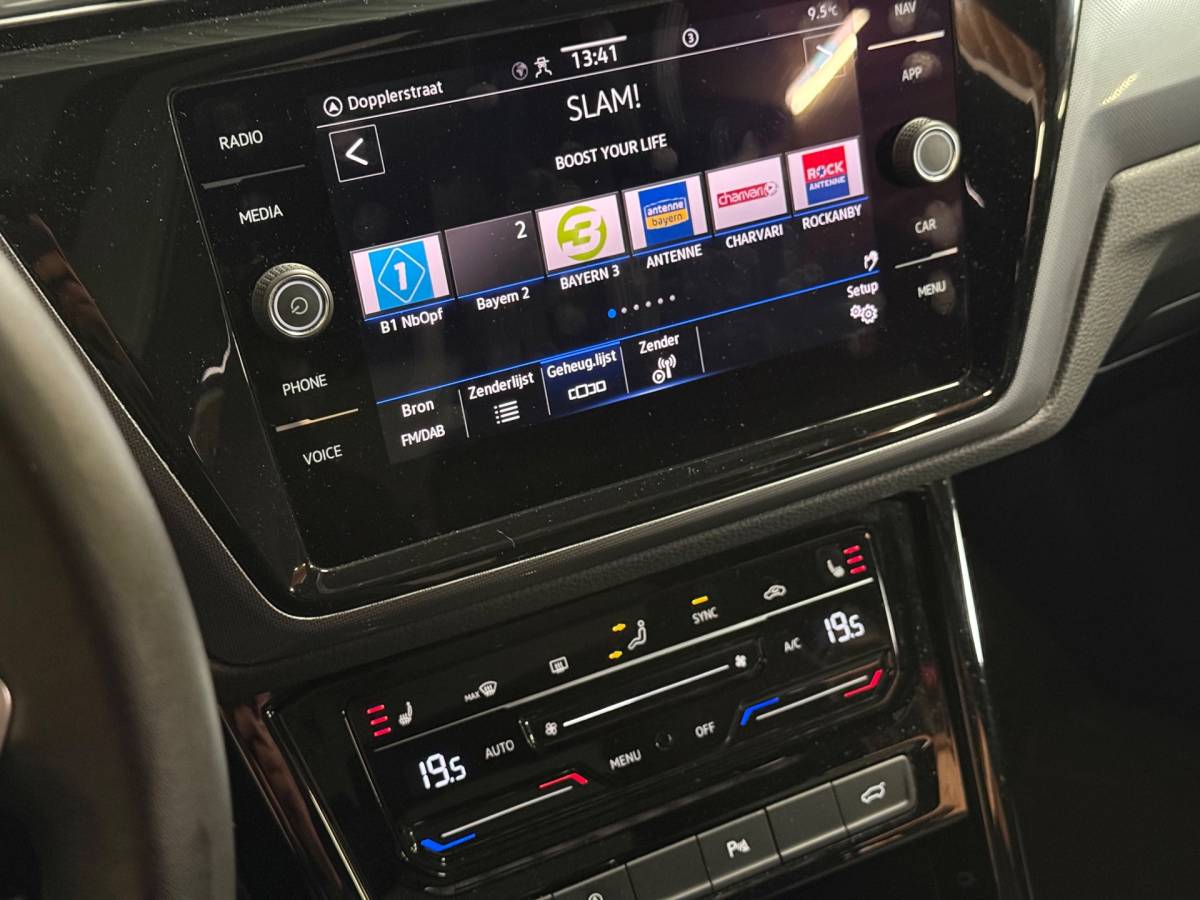 Volkswagen Touran Volkswagen Touran 1.4 TSI Highline Business R 7p | Pano | Trekhaak | Stoel/Stuur verwarming | Camera | Carplay
