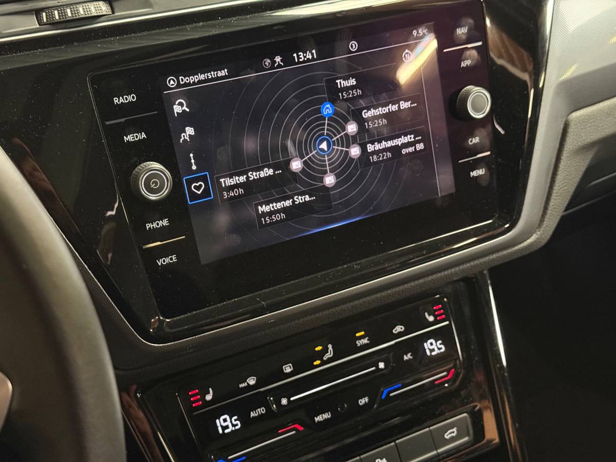 Volkswagen Touran Volkswagen Touran 1.4 TSI Highline Business R 7p | Pano | Trekhaak | Stoel/Stuur verwarming | Camera | Carplay