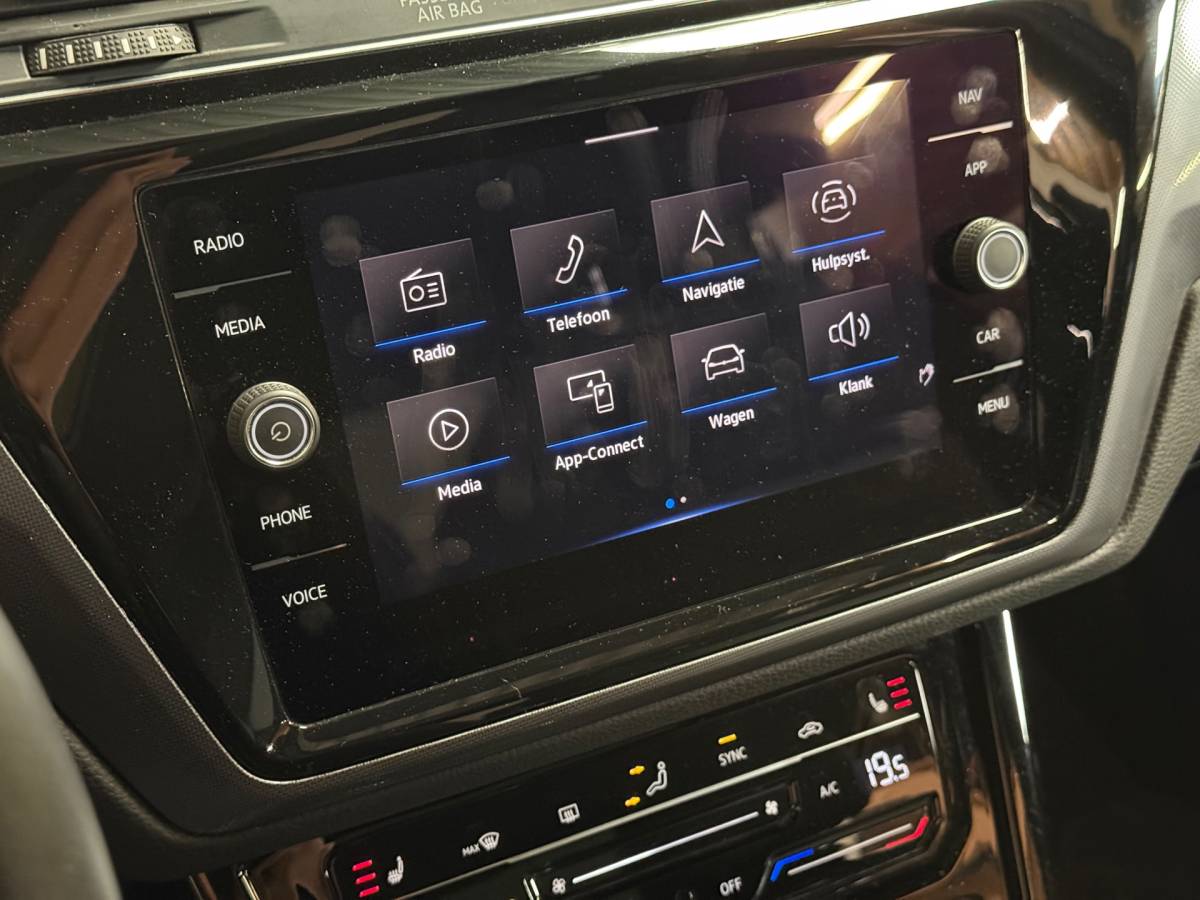 Volkswagen Touran Volkswagen Touran 1.4 TSI Highline Business R 7p | Pano | Trekhaak | Stoel/Stuur verwarming | Camera | Carplay