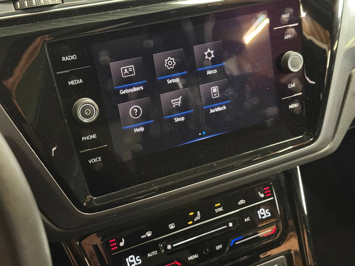 Volkswagen Touran Volkswagen Touran 1.4 TSI Highline Business R 7p | Pano | Trekhaak | Stoel/Stuur verwarming | Camera | Carplay