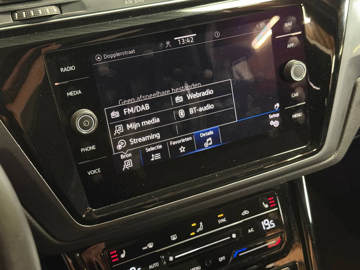 Volkswagen Touran Volkswagen Touran 1.4 TSI Highline Business R 7p | Pano | Trekhaak | Stoel/Stuur verwarming | Camera | Carplay