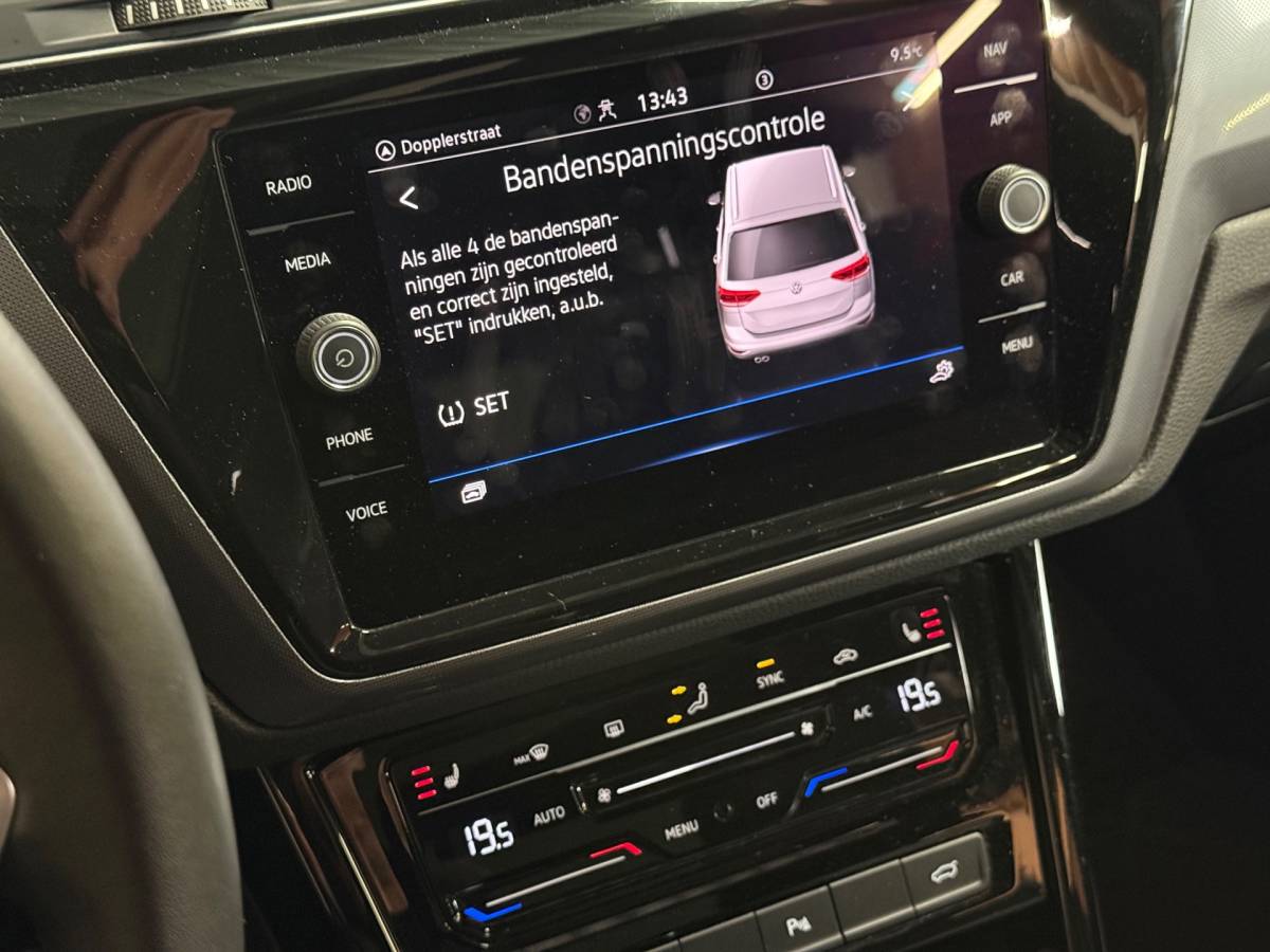 Volkswagen Touran Volkswagen Touran 1.4 TSI Highline Business R 7p | Pano | Trekhaak | Stoel/Stuur verwarming | Camera | Carplay