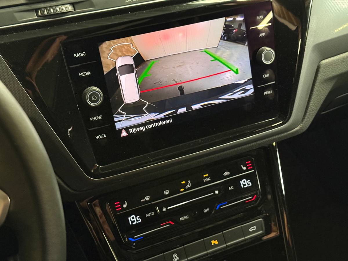 Volkswagen Touran Volkswagen Touran 1.4 TSI Highline Business R 7p | Pano | Trekhaak | Stoel/Stuur verwarming | Camera | Carplay