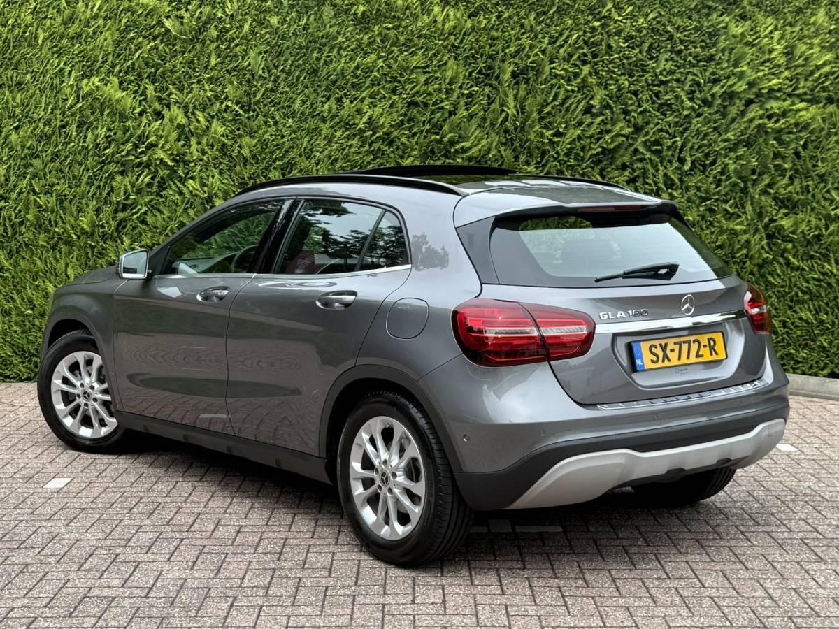 Mercedes-Benz GLA Mercedes-Benz GLA-klasse 180 | Business Solution + Ltd | Pano | Stoelverwarming | Camera | Keyless