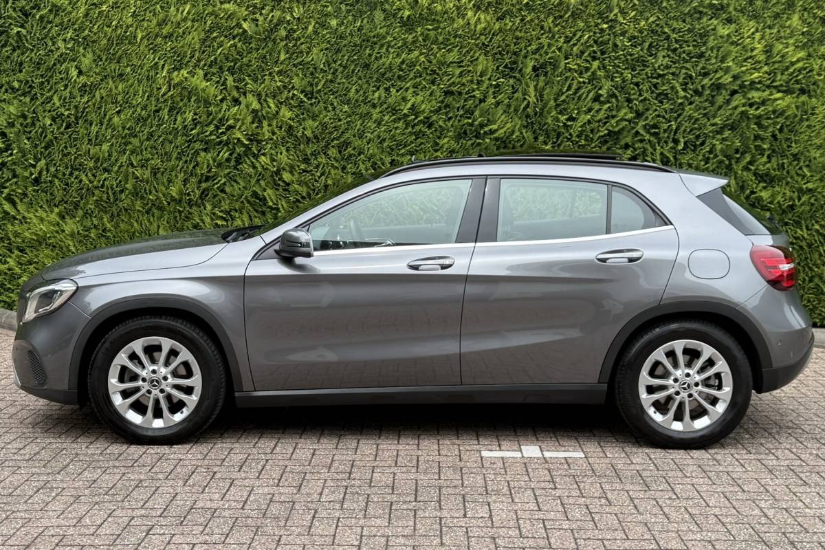 Mercedes-Benz GLA Mercedes-Benz GLA-klasse 180 | Business Solution + Ltd | Pano | Stoelverwarming | Camera | Keyless