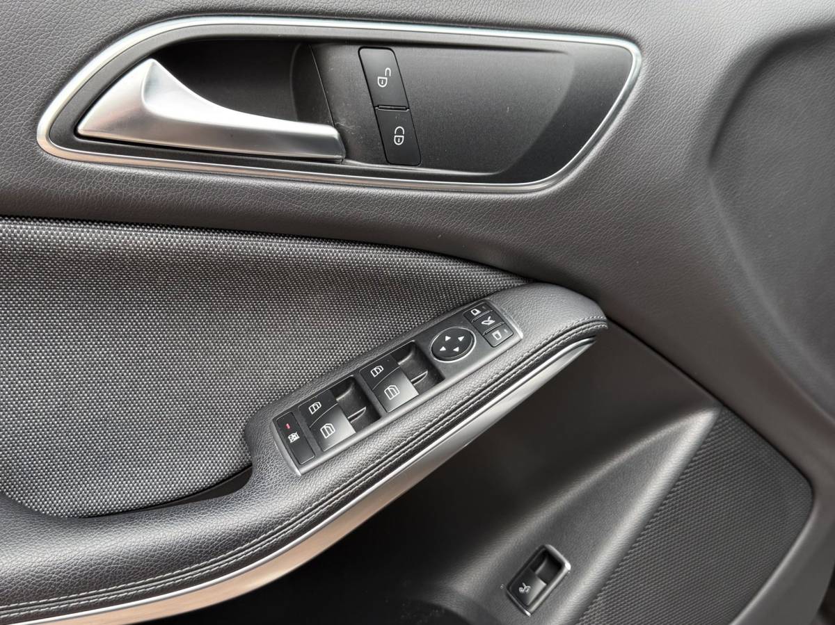 Mercedes-Benz GLA Mercedes-Benz GLA-klasse 180 | Business Solution + Ltd | Pano | Stoelverwarming | Camera | Keyless
