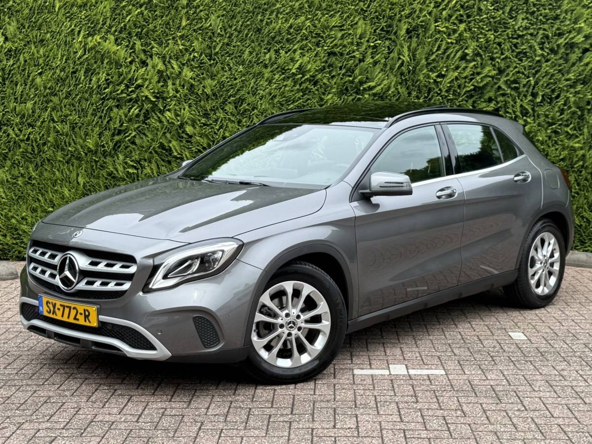 Mercedes-Benz GLA Mercedes-Benz GLA-klasse 180 | Business Solution + Ltd | Pano | Stoelverwarming | Camera | Keyless