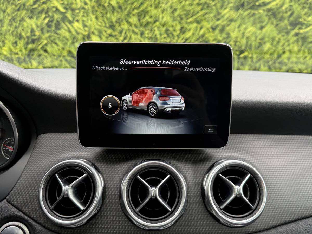 Mercedes-Benz GLA Mercedes-Benz GLA-klasse 180 | Business Solution + Ltd | Pano | Stoelverwarming | Camera | Keyless