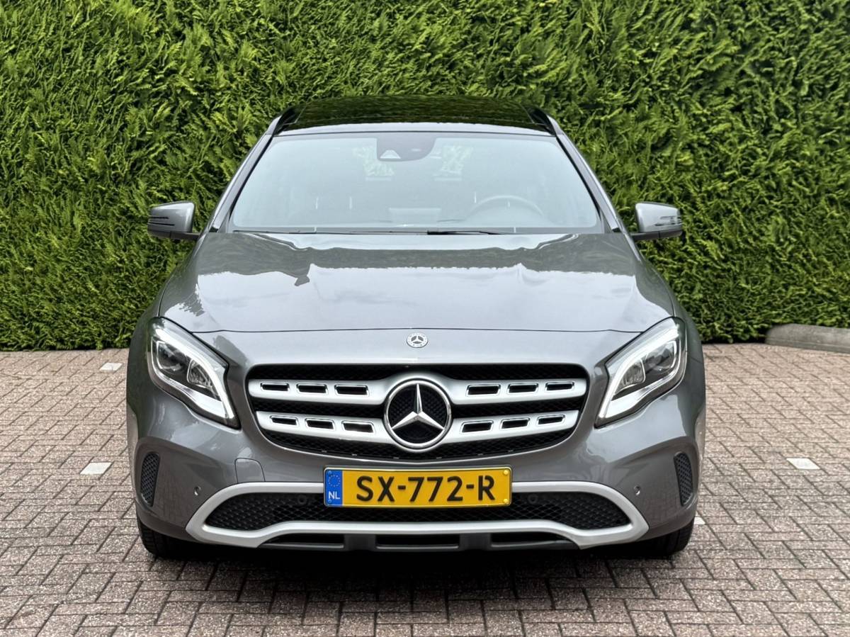 Mercedes-Benz GLA Mercedes-Benz GLA-klasse 180 | Business Solution + Ltd | Pano | Stoelverwarming | Camera | Keyless