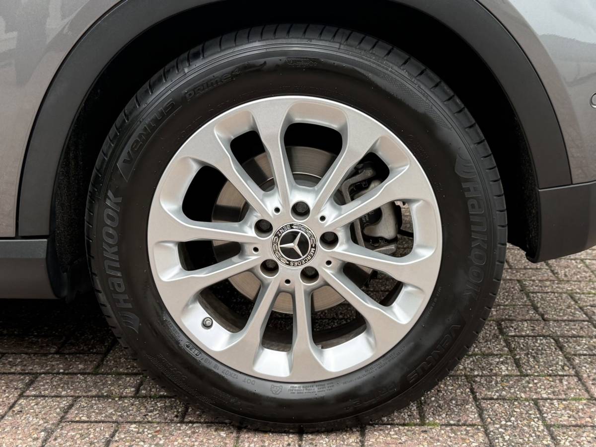 Mercedes-Benz GLA Mercedes-Benz GLA-klasse 180 | Business Solution + Ltd | Pano | Stoelverwarming | Camera | Keyless