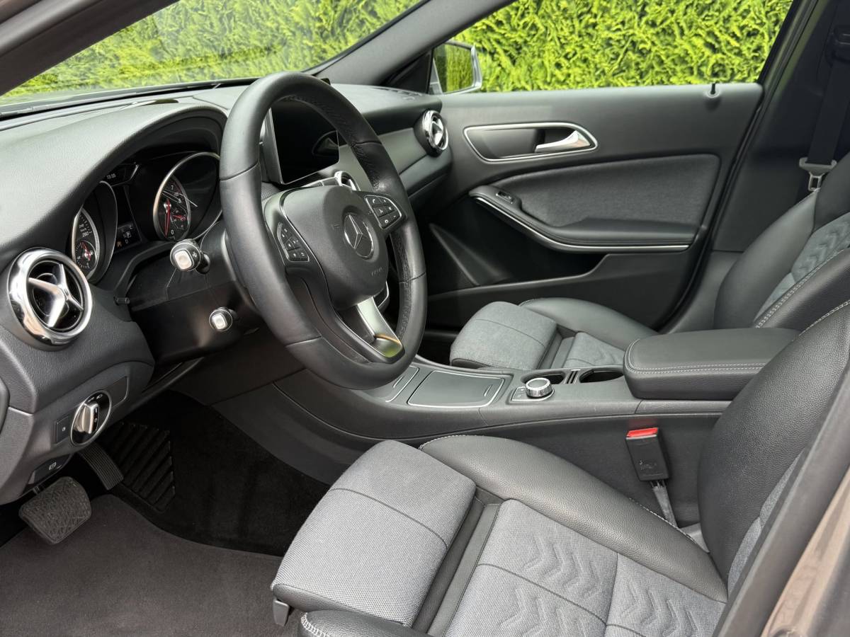 Mercedes-Benz GLA Mercedes-Benz GLA-klasse 180 | Business Solution + Ltd | Pano | Stoelverwarming | Camera | Keyless