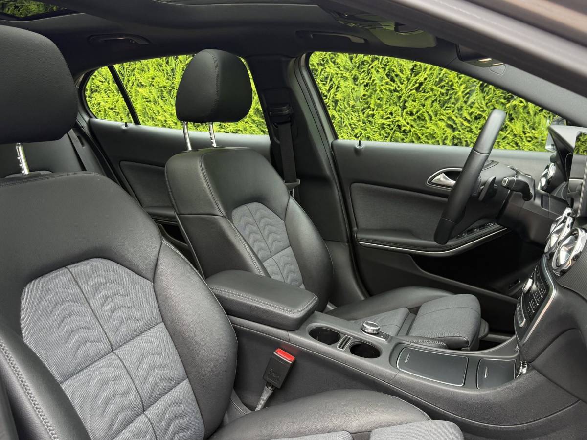 Mercedes-Benz GLA Mercedes-Benz GLA-klasse 180 | Business Solution + Ltd | Pano | Stoelverwarming | Camera | Keyless