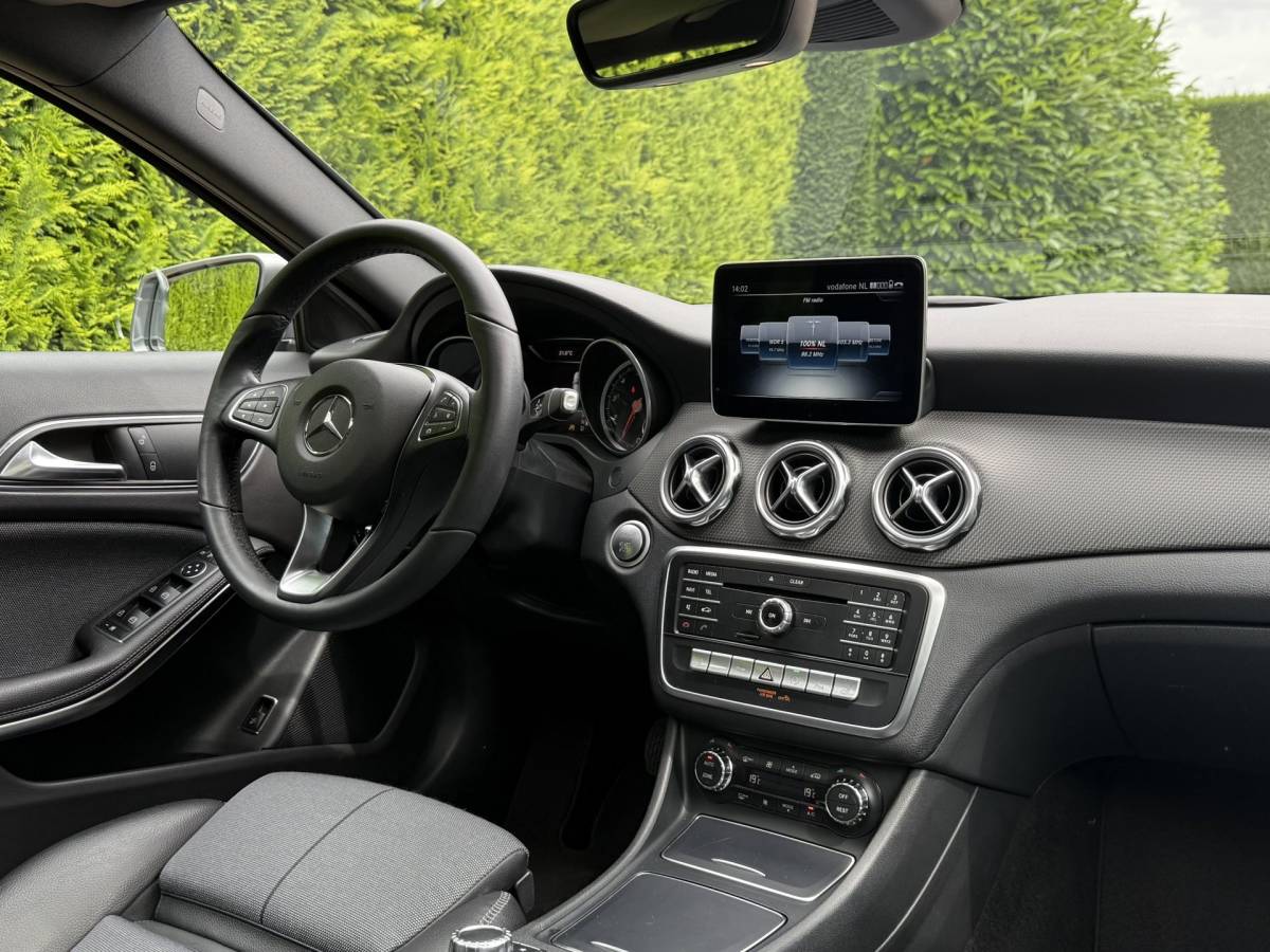 Mercedes-Benz GLA Mercedes-Benz GLA-klasse 180 | Business Solution + Ltd | Pano | Stoelverwarming | Camera | Keyless