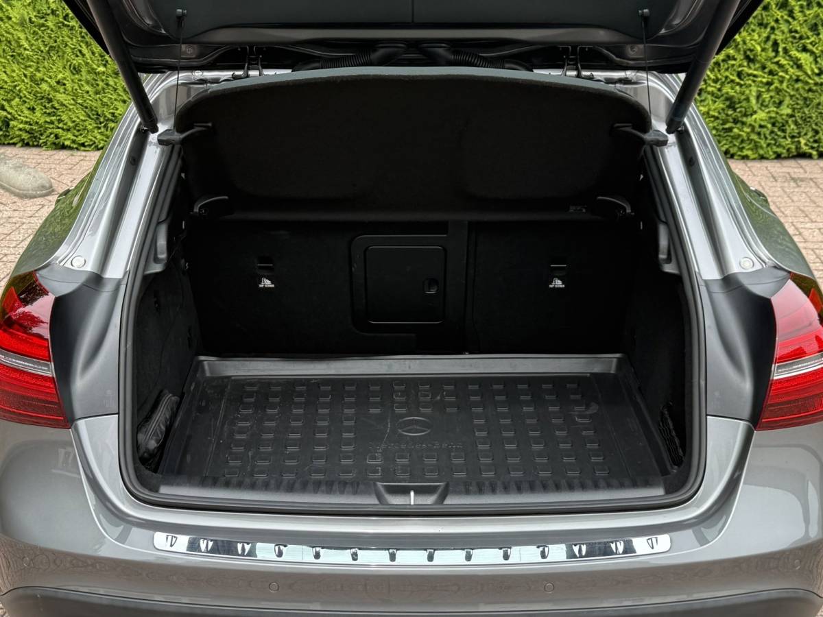 Mercedes-Benz GLA Mercedes-Benz GLA-klasse 180 | Business Solution + Ltd | Pano | Stoelverwarming | Camera | Keyless