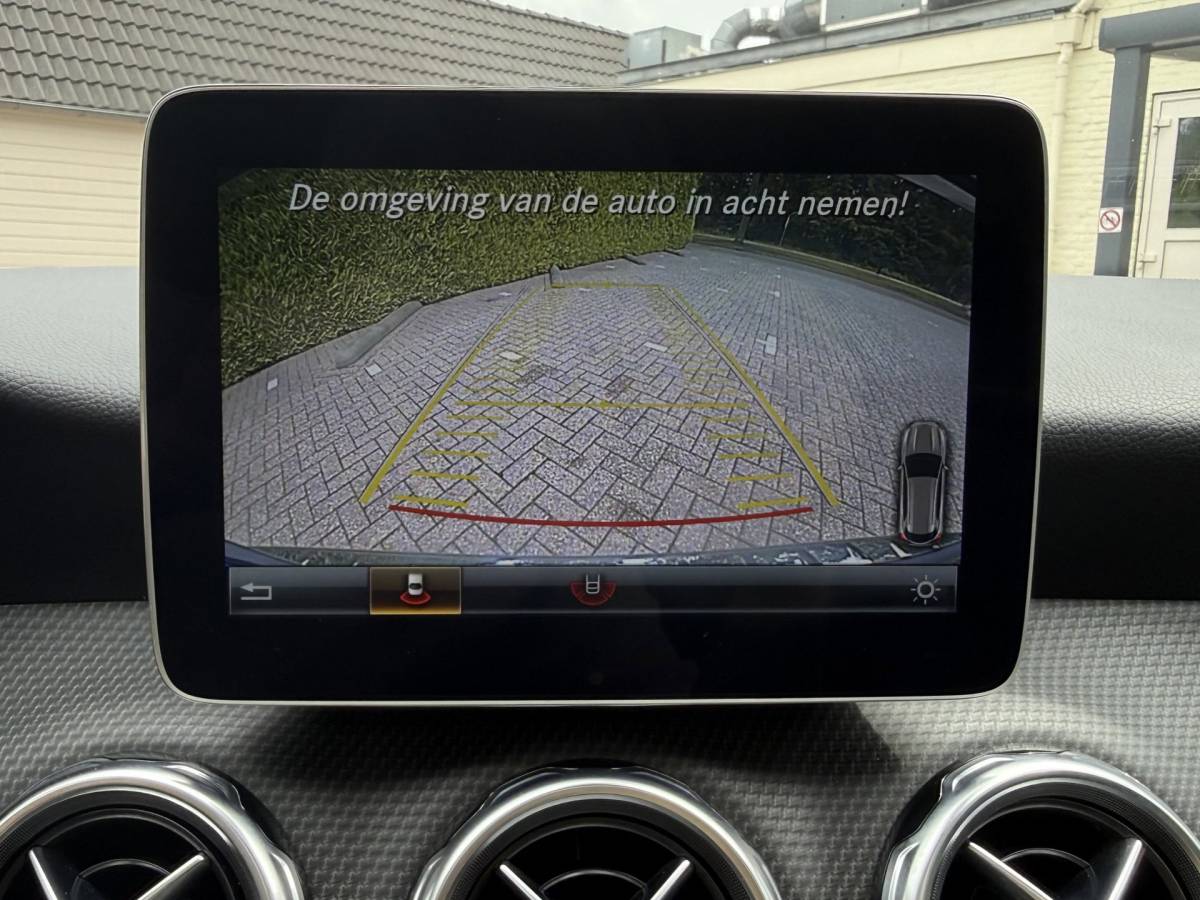 Mercedes-Benz GLA Mercedes-Benz GLA-klasse 180 | Business Solution + Ltd | Pano | Stoelverwarming | Camera | Keyless