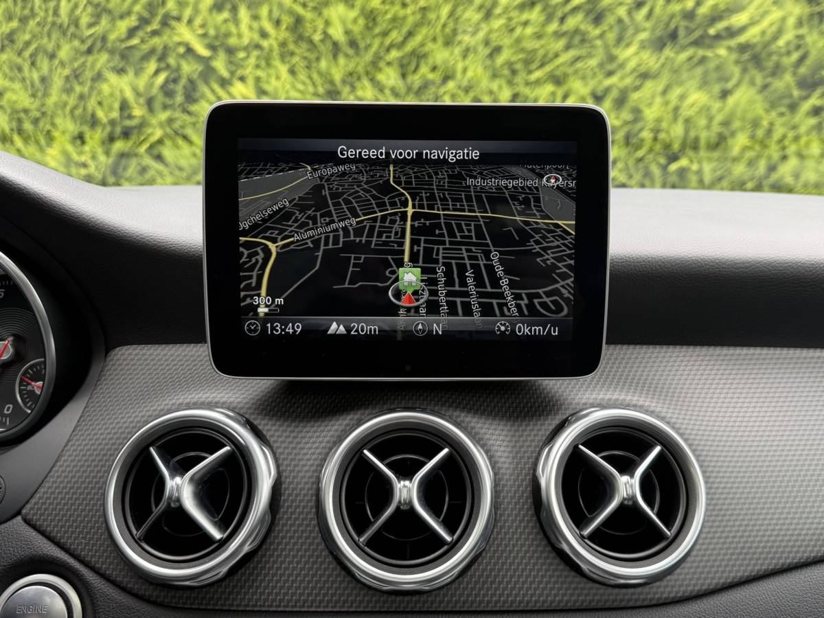 Mercedes-Benz GLA Mercedes-Benz GLA-klasse 180 | Business Solution + Ltd | Pano | Stoelverwarming | Camera | Keyless