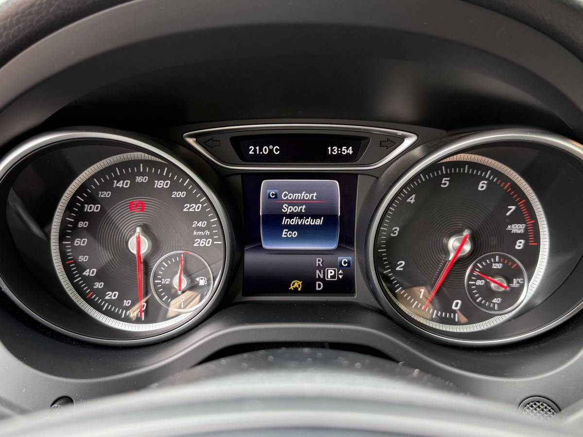 Mercedes-Benz GLA Mercedes-Benz GLA-klasse 180 | Business Solution + Ltd | Pano | Stoelverwarming | Camera | Keyless