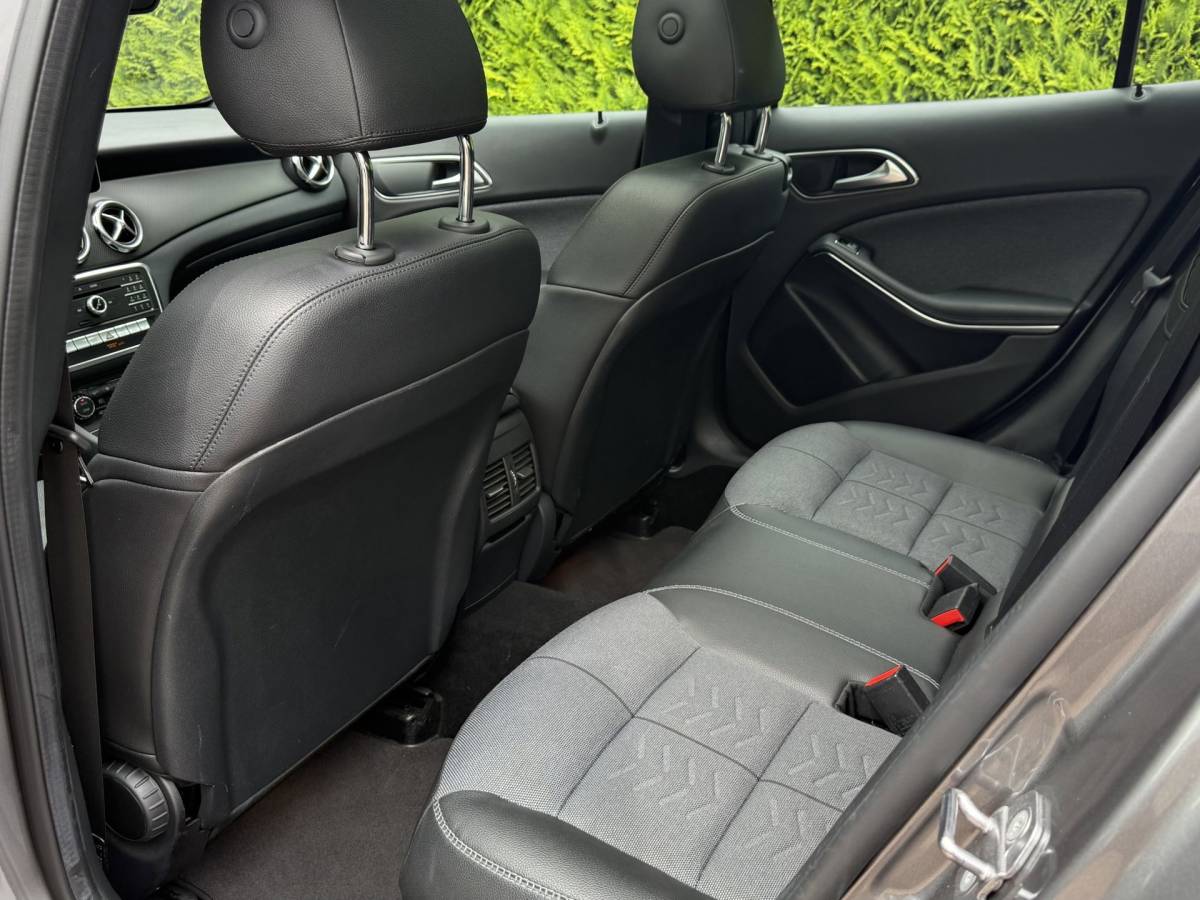 Mercedes-Benz GLA Mercedes-Benz GLA-klasse 180 | Business Solution + Ltd | Pano | Stoelverwarming | Camera | Keyless