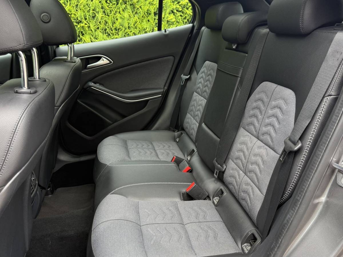 Mercedes-Benz GLA Mercedes-Benz GLA-klasse 180 | Business Solution + Ltd | Pano | Stoelverwarming | Camera | Keyless