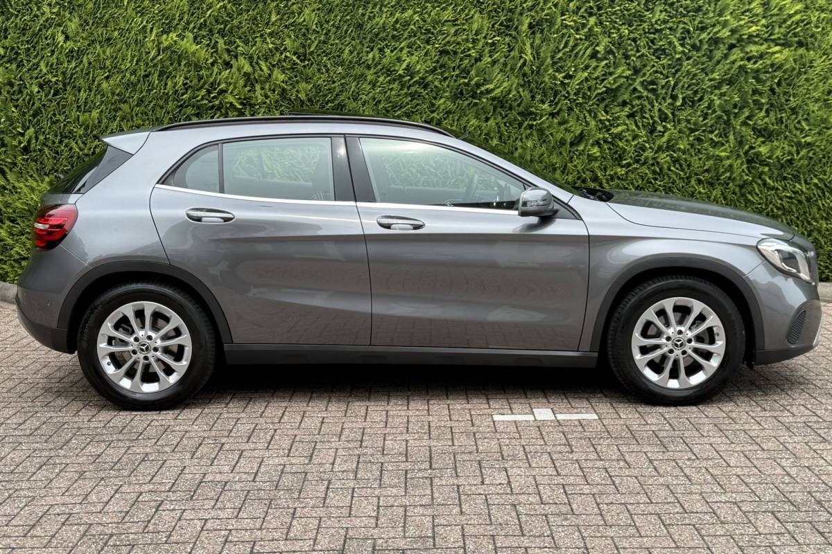 Mercedes-Benz GLA Mercedes-Benz GLA-klasse 180 | Business Solution + Ltd | Pano | Stoelverwarming | Camera | Keyless