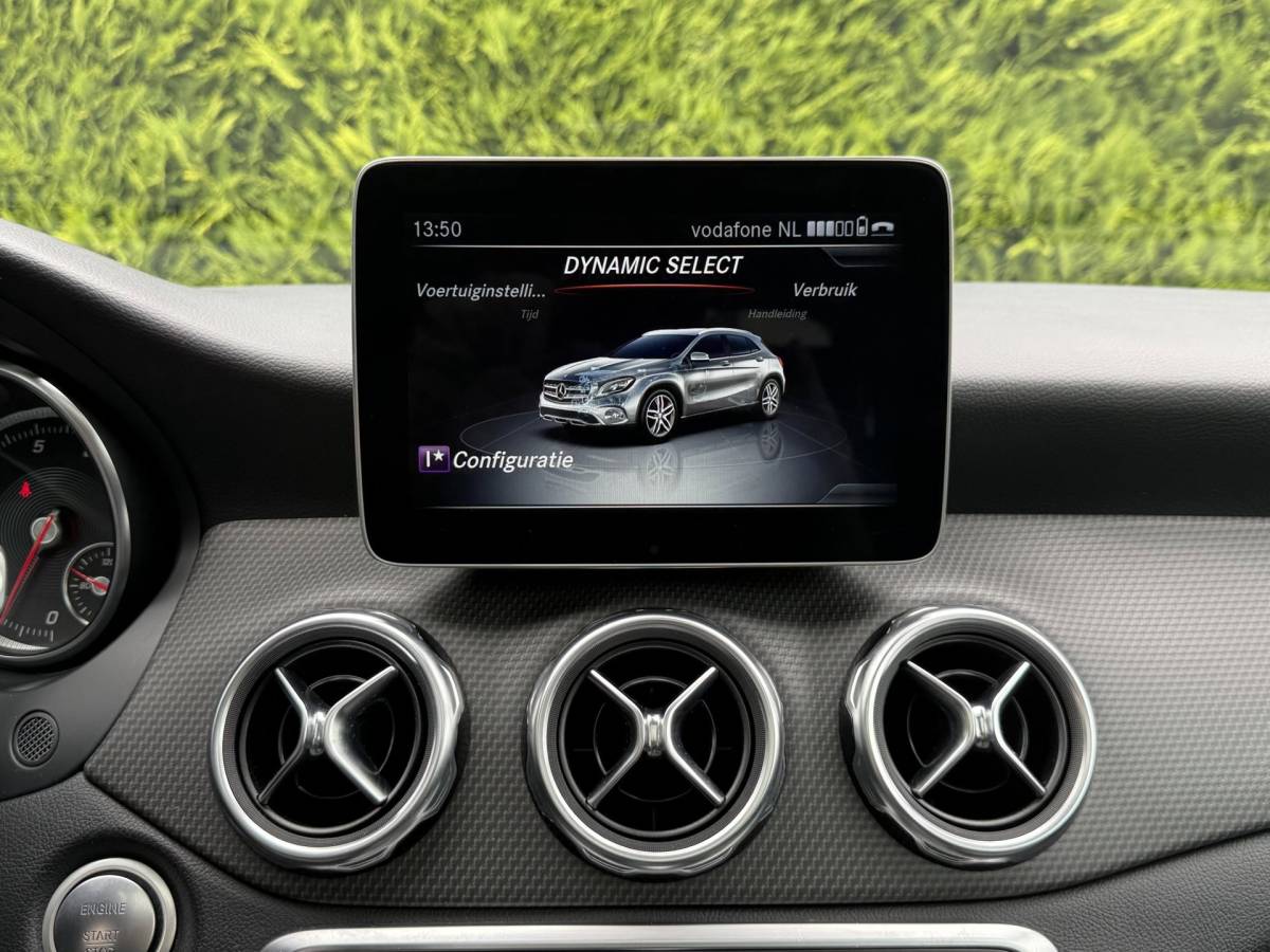 Mercedes-Benz GLA Mercedes-Benz GLA-klasse 180 | Business Solution + Ltd | Pano | Stoelverwarming | Camera | Keyless