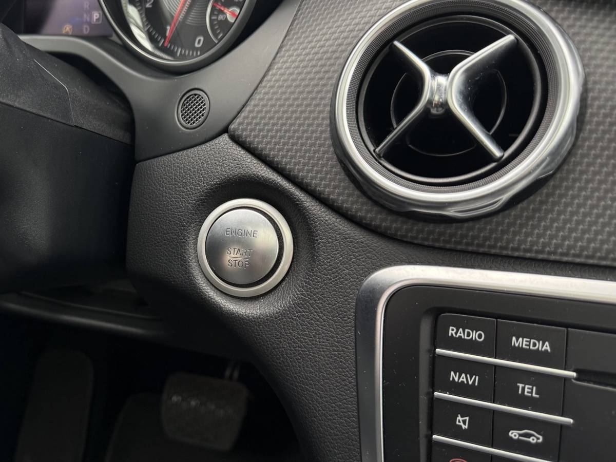 Mercedes-Benz GLA Mercedes-Benz GLA-klasse 180 | Business Solution + Ltd | Pano | Stoelverwarming | Camera | Keyless