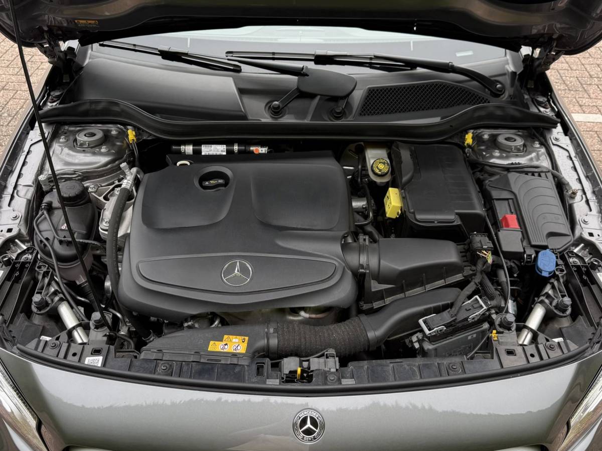 Mercedes-Benz GLA Mercedes-Benz GLA-klasse 180 | Business Solution + Ltd | Pano | Stoelverwarming | Camera | Keyless