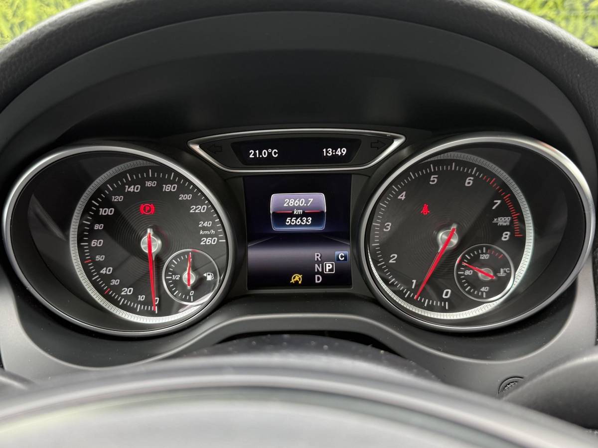 Mercedes-Benz GLA Mercedes-Benz GLA-klasse 180 | Business Solution + Ltd | Pano | Stoelverwarming | Camera | Keyless
