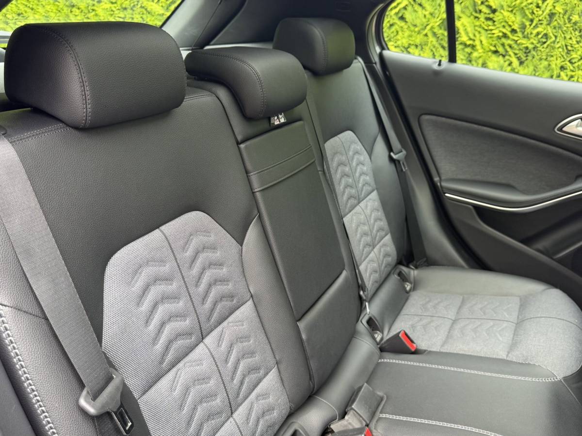 Mercedes-Benz GLA Mercedes-Benz GLA-klasse 180 | Business Solution + Ltd | Pano | Stoelverwarming | Camera | Keyless