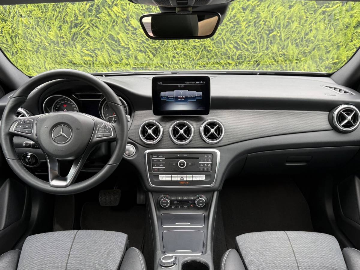 Mercedes-Benz GLA Mercedes-Benz GLA-klasse 180 | Business Solution + Ltd | Pano | Stoelverwarming | Camera | Keyless