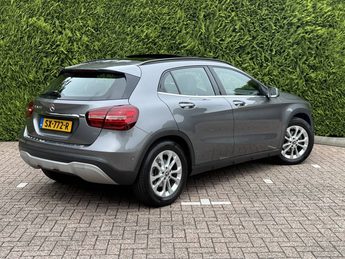 Mercedes-Benz GLA Mercedes-Benz GLA-klasse 180 | Business Solution + Ltd | Pano | Stoelverwarming | Camera | Keyless