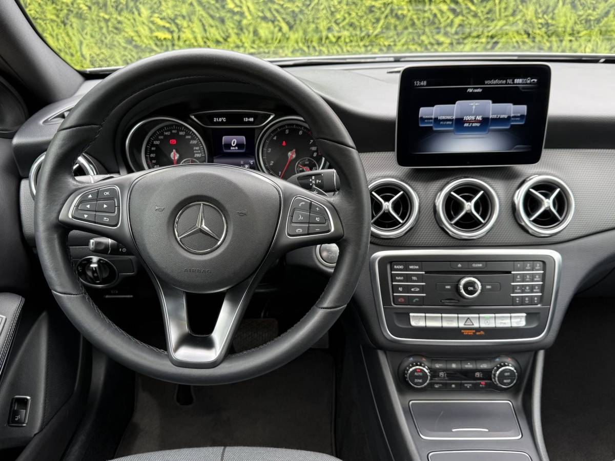 Mercedes-Benz GLA Mercedes-Benz GLA-klasse 180 | Business Solution + Ltd | Pano | Stoelverwarming | Camera | Keyless