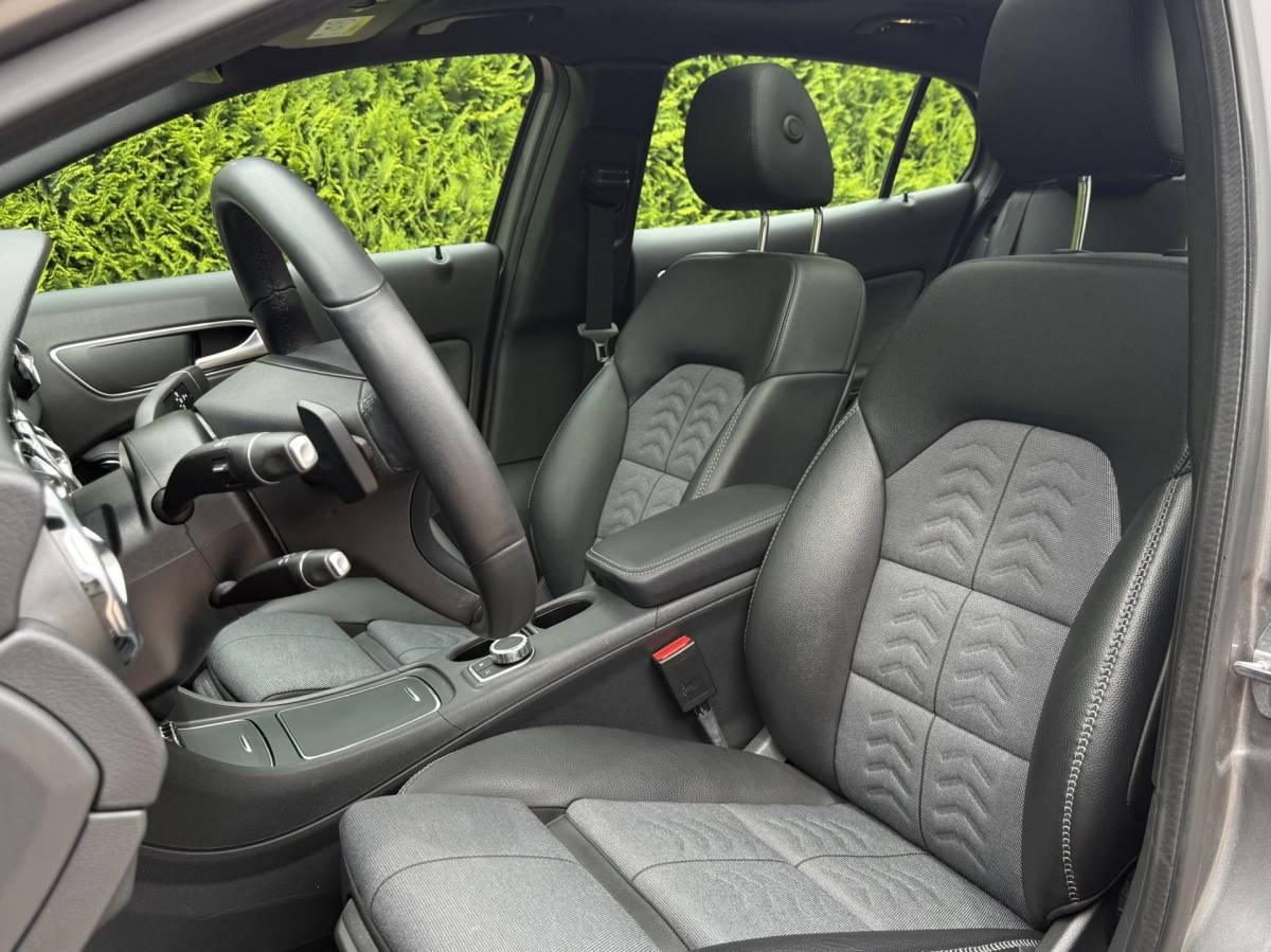 Mercedes-Benz GLA Mercedes-Benz GLA-klasse 180 | Business Solution + Ltd | Pano | Stoelverwarming | Camera | Keyless