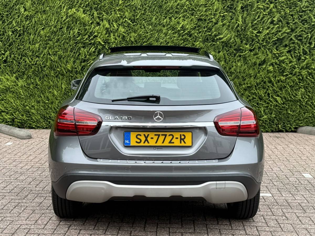 Mercedes-Benz GLA Mercedes-Benz GLA-klasse 180 | Business Solution + Ltd | Pano | Stoelverwarming | Camera | Keyless